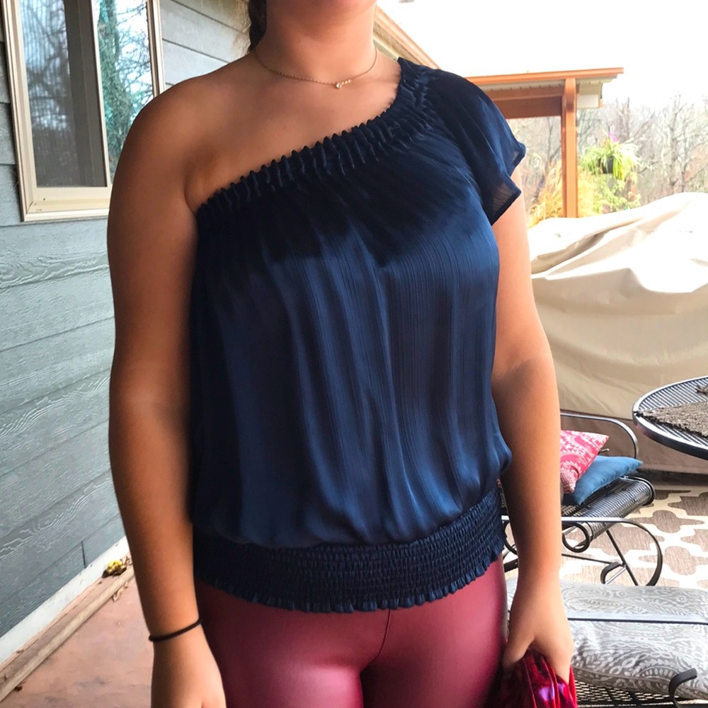 One shoulder shirt
